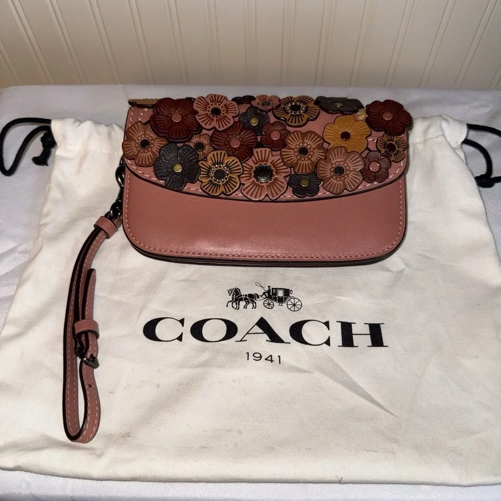 COACH 1941 Tea Rose Pink Leather 3D Floral Appliqué Wristlet Clutch Bag Purse